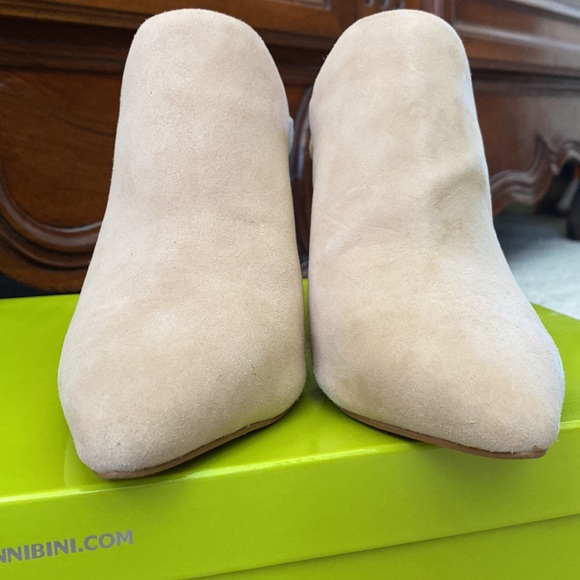 Cute Gianni Bini suede nude pointy toe mule stilettos, 6.5M - Picture 10 of 14